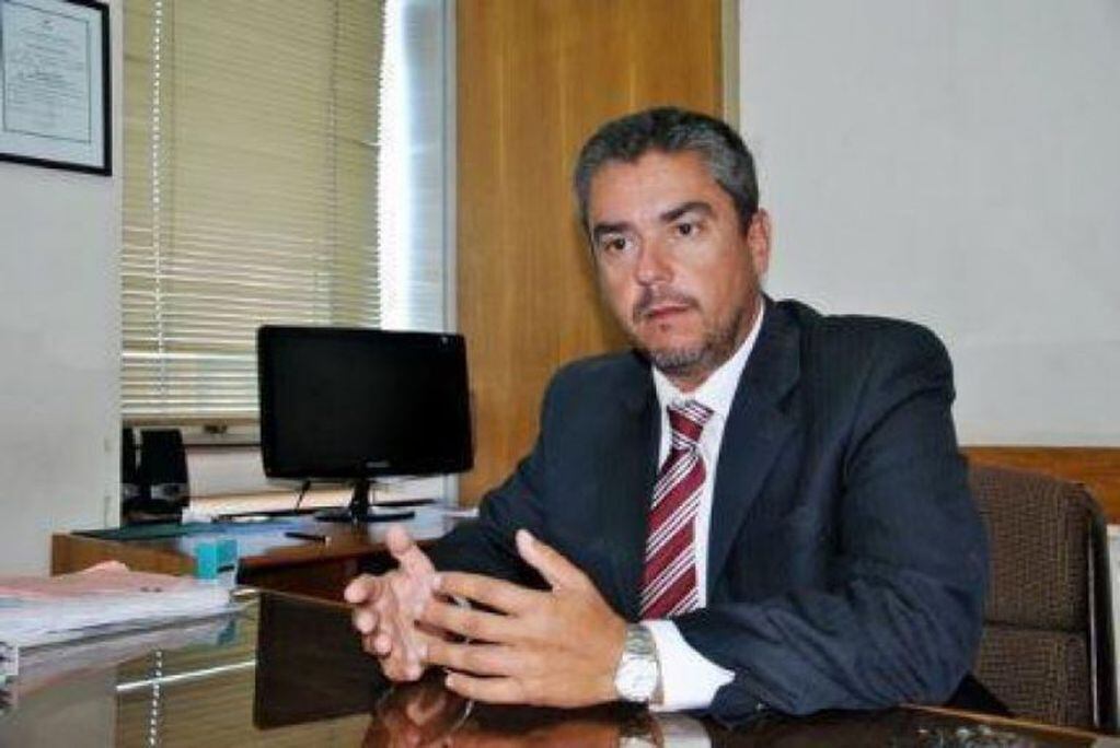 Fiscal Roberto Moure (Tres Líneas)
