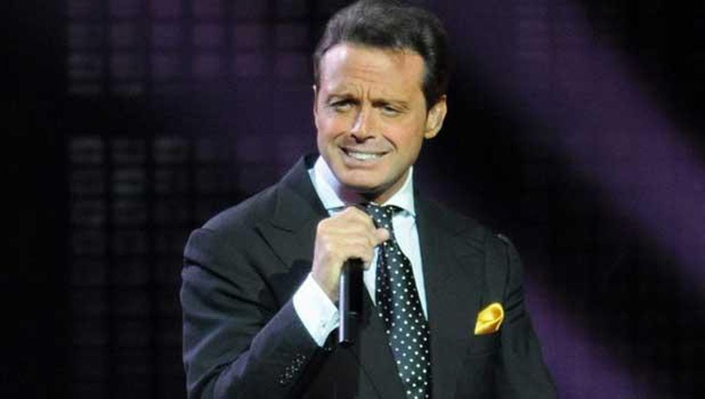 La segunda temporada de Luis Miguel hace un recuento por varios momentos que marcaron la vida del cantante.