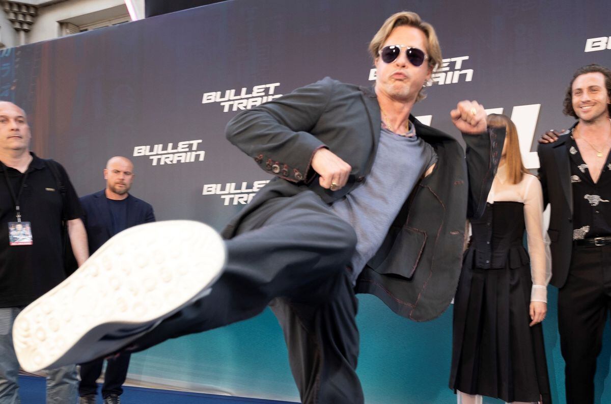 Brad Pitt tira una patada de karateca en un avant premiere de "Tren bala". El actor se divirtió trabajando en este filme. (DPA)