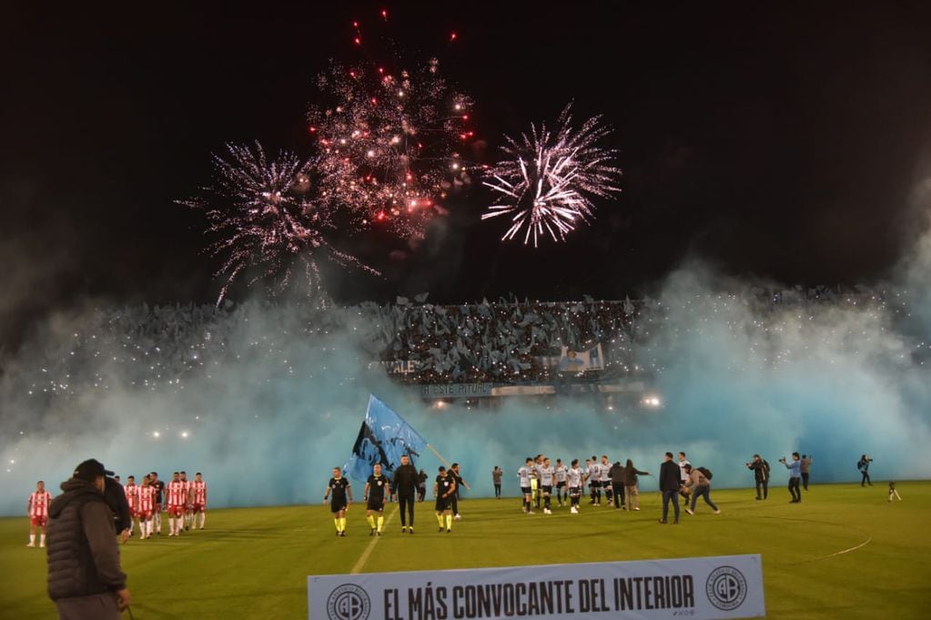 Fotografías del partido entre Belgrano e Instituto en el Gigante de Alberdi por la fecha 30 de la Primera Nacional.