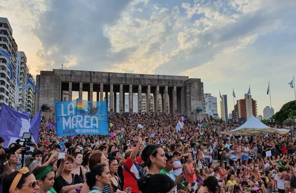Miles de personas marcharon al Monumento Nacional a la Bandera en el Paro Internacional de Mujeres. (@gayosofede)