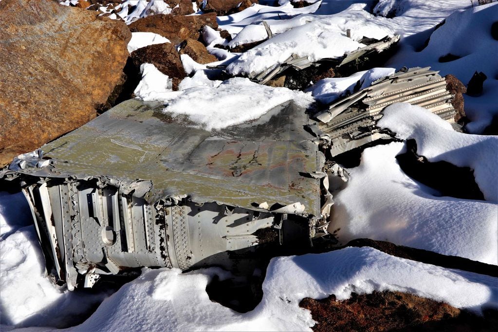 La imagen de los restos del avión encontrado en las montañas del Himalaya.