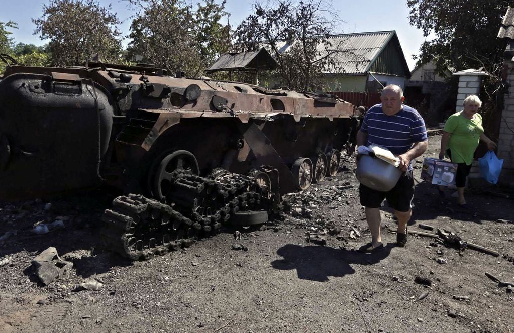 Un hombre lleva alimentos y provisiones para sobrevivir a los permanentes ataques rusos.