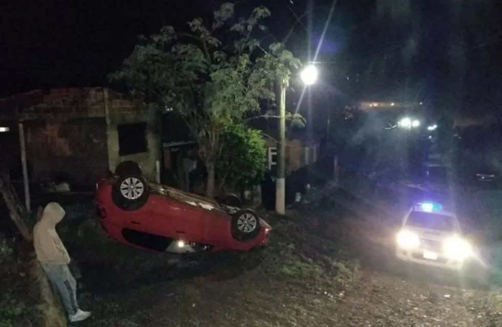 En reversa, conductor despistó su vehículo en Eldorado.