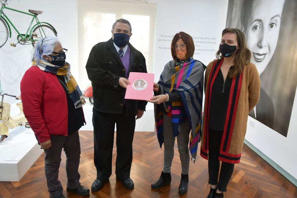 La directora del museo, Sara Liponezky, le entregó la propuesta a Humberto Javier José, vocal del Concejo General de Educación de la provincia.