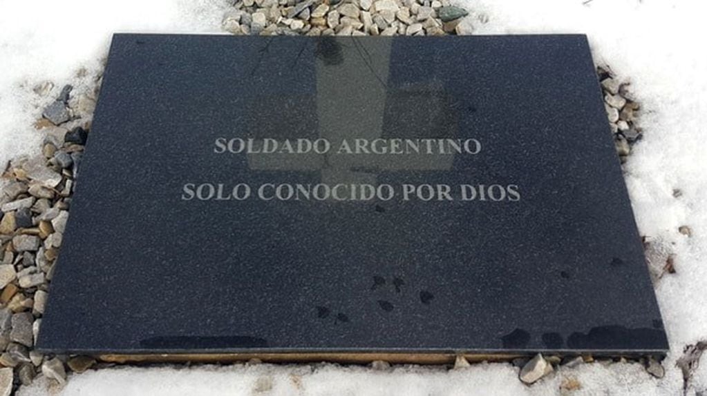 La placa que se coloca en los soldados enterrados como NN.