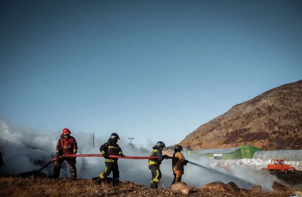 Ushuaia: el incendio en el depósito de cubiertas fue sofocado y controlado