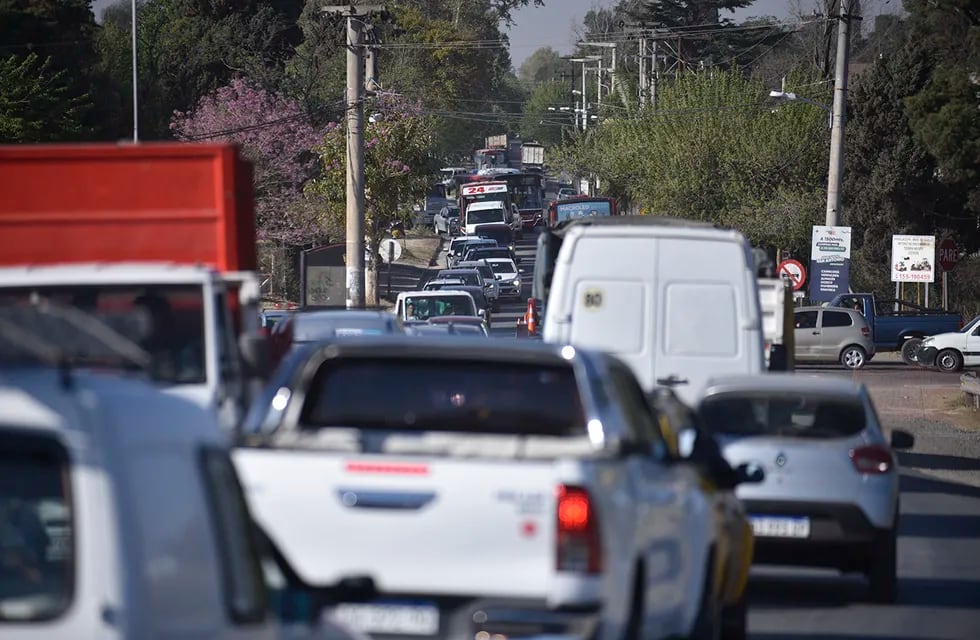 Caos de tránsito en avenida Valparaíso por obras de acceso a Circunvalación.
