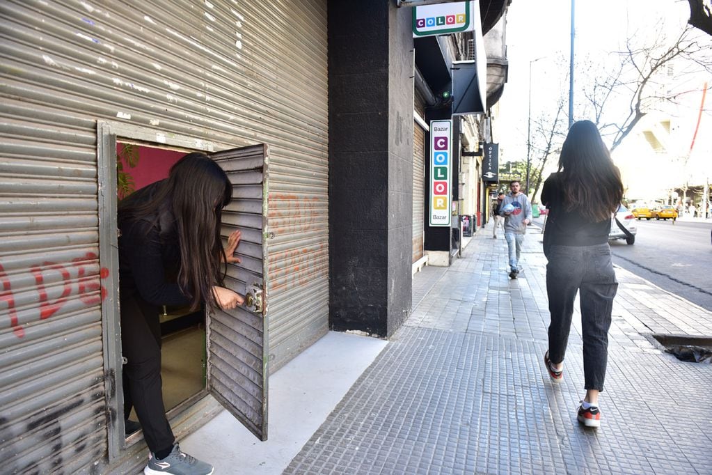 Comerciantes del centro de Córdoba cierran sus puertas ante una ola de rumores sobre saqueos.  (José Gabriel Hernández / La Voz)