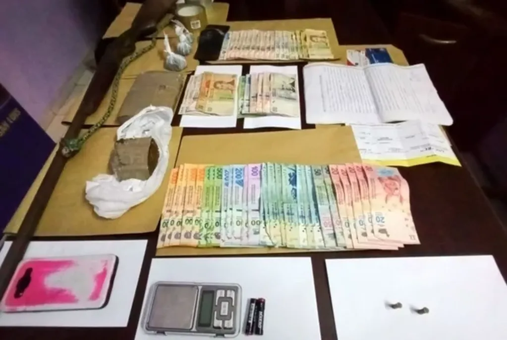 Dinero, droga, vehículos, balanzas y armas los elementos secuestrados en los "kioscos de narcotráfico"