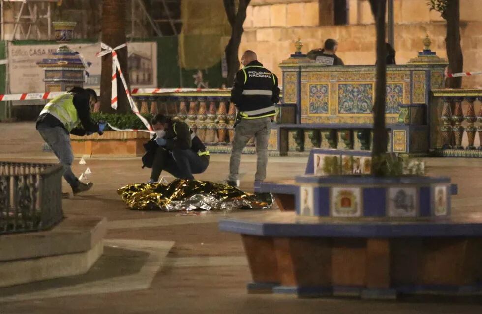 Algeciras. La policía trabaja junto al cadáver de la víctima. Foto: Europa Press.