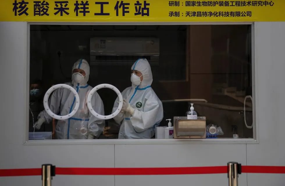 Beijing (China), 14/07/2020.- Two medical workers wearing full protective outfits prepare to test people for the COVID-19 disease at Beijing Puren Hospital in Beijing, China, 14 July 2020 (issued 16 July 2020). EFE/EPA/WU HONG