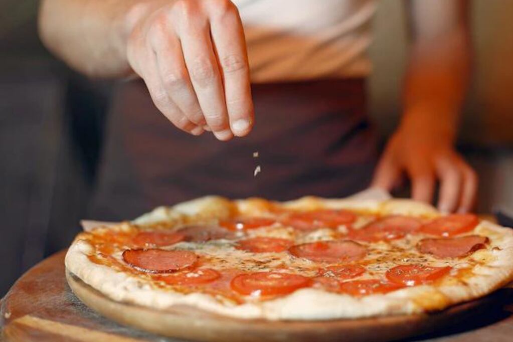 Le hicieron una "broma" a emprendedores de Neuquén y estos terminaron regalando pizza a médicos.