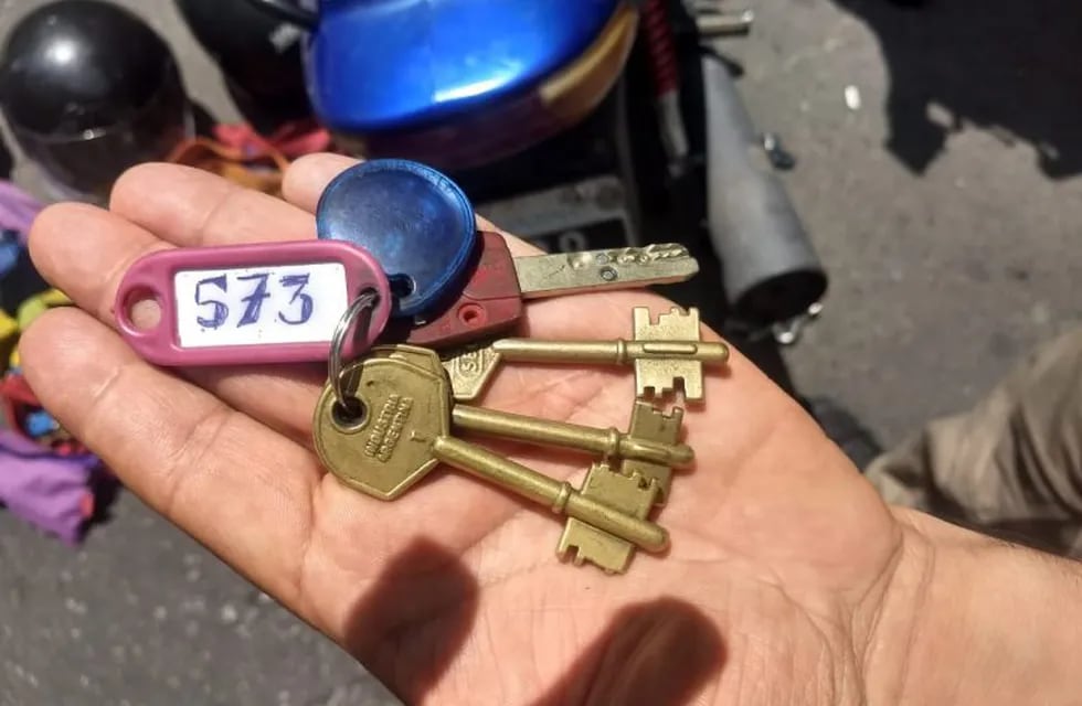 Detienen a dos sujetos con 600 llaves y direcciones de domicilios (@SCyCRos)