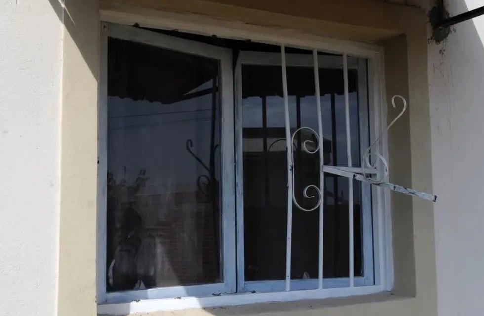 Las ventanas de la vivienda ubicada en calle Progreso fueron violentadas.