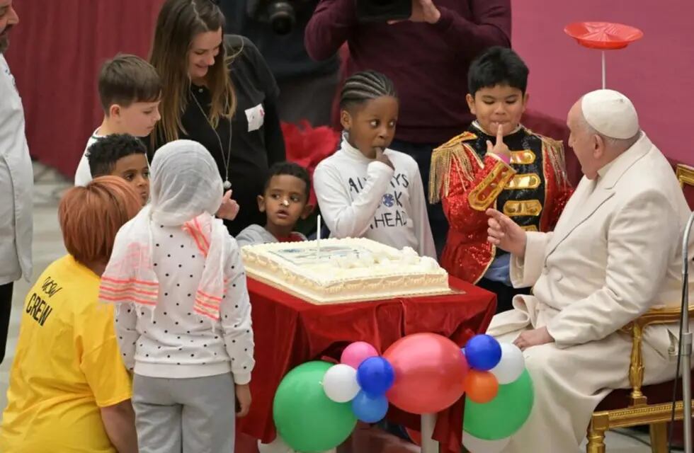 El Papa Francisco cumplió 87 años este domingo y fue agasajado por unos niños. Foto: Gentileza