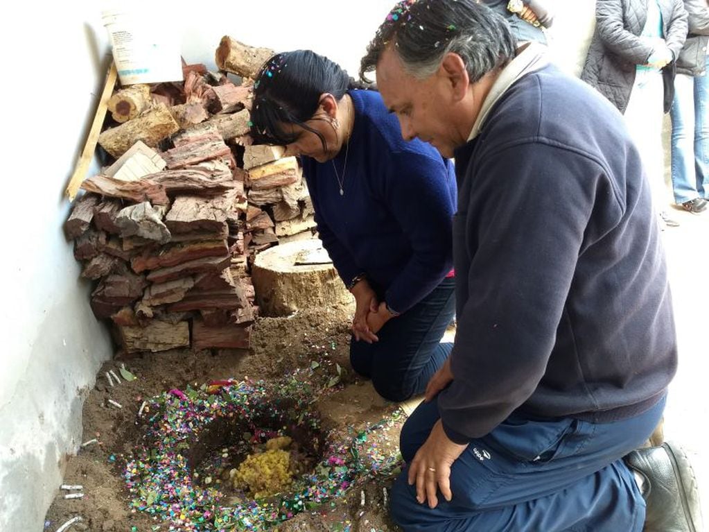 Luis Vega y su esposa rinden tributo a la Pachamama en su domicilio particular, en Humahuaca.
