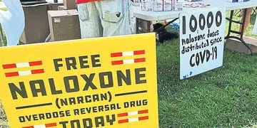 Campaña. En una reunión informativa para prevenir muertes por sobredosis en Charleston, Virginia (EE.UU.), ofrecen naloxona gratuita para revertir sobredosis de opiáceos. (AP)