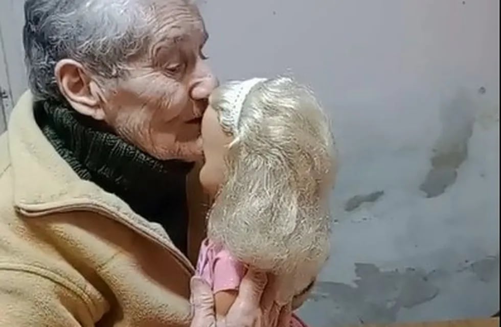 le regaló una muñeca a su abuela por el Día de la Niñez y el video se hizo viral
