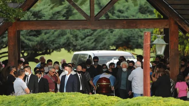 Ceremonia privada de familiares y entorno de Diego Maradona en el cementerio de Bella Vista. (Foto: Clarín)