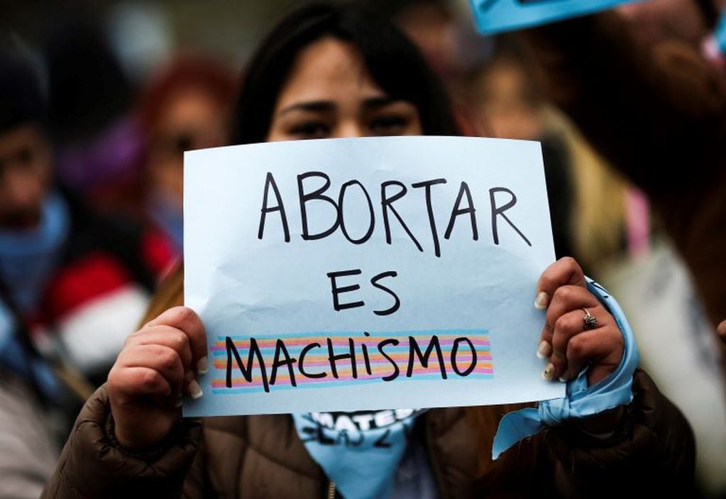 Personas en contra de despenalizar el aborto se manifiestan en el exterior del Congreso