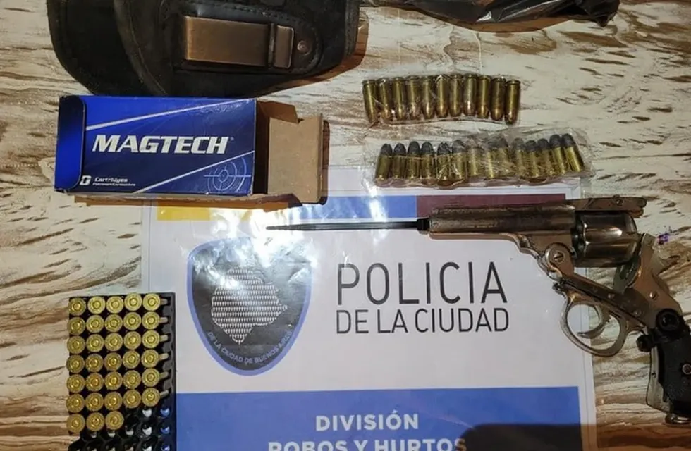 En los allanamientos encontraron varias armas de fuego y proyectiles.