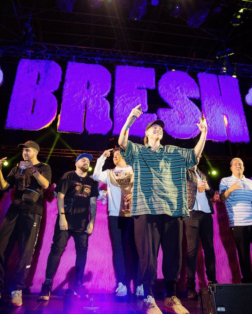 El rapero subió al escenario de la Fiesta Bresh y sorprendió al público.
