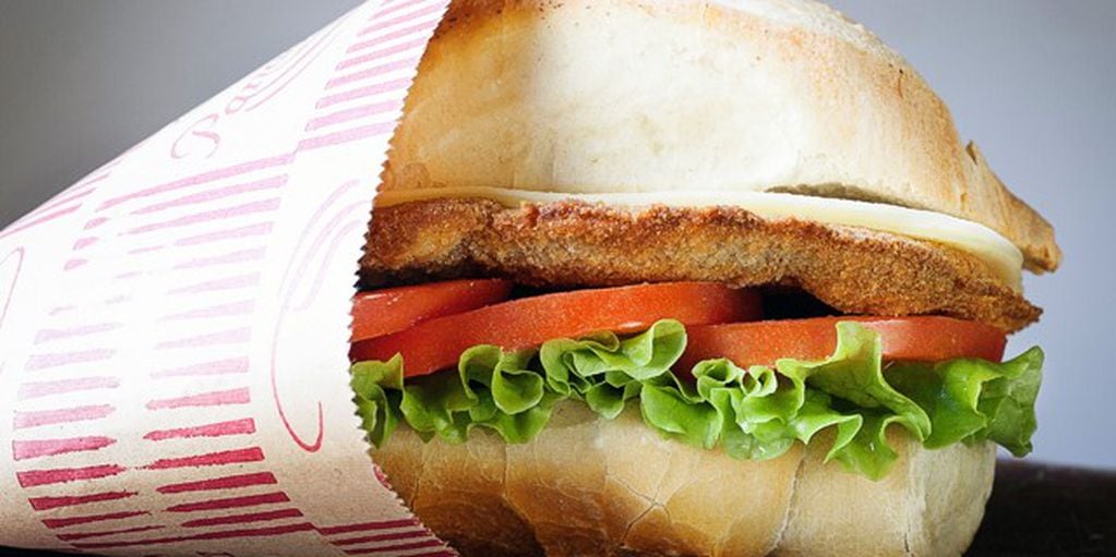 El sándwich tiene milanesa, mayonesa casera, tomate, lechuga y pan. 