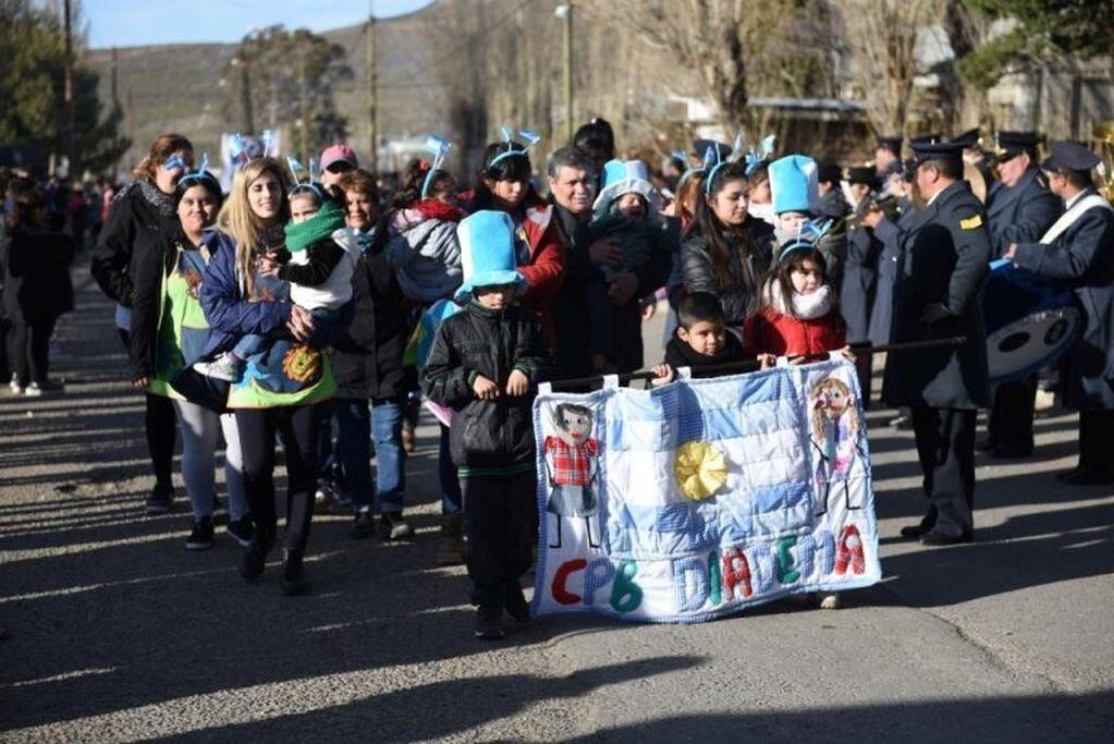 Agrupaciones civiles formaron parte del desfile.