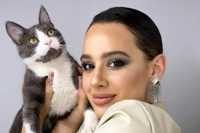 Flor Jazmín Peña instaló un extravagante gimnasio para su gato en el living de su casa