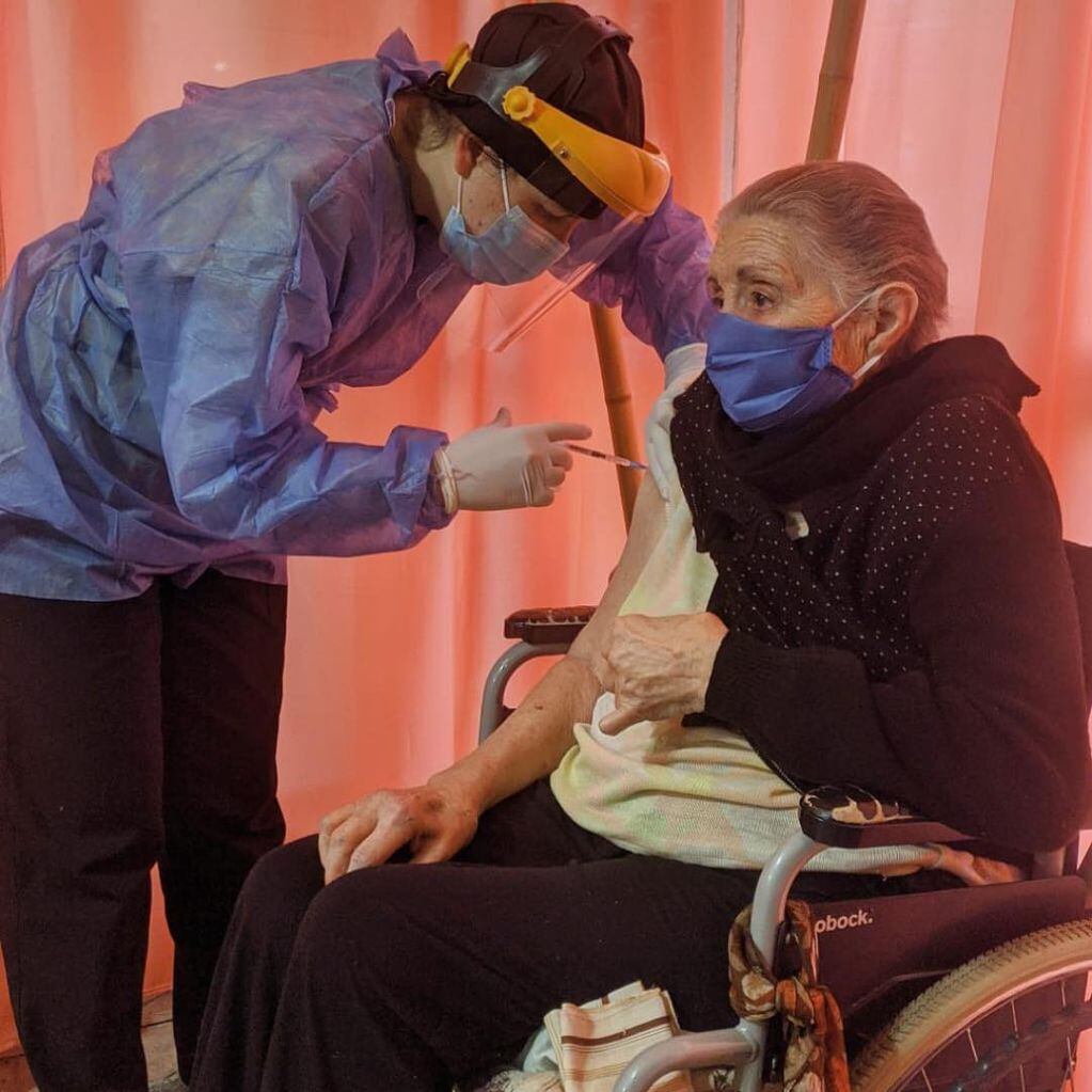 Las ancianas del geriátrico municipal en Pérez, recibieron la segunda dosis de la vacuna contra el coronavirus