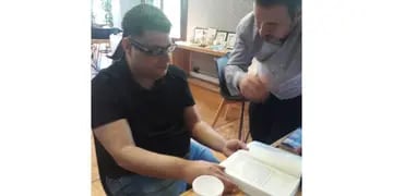 Pablo Tiraboschi, usando los lentes que le regaló Lionel Messi a través de su fundación.