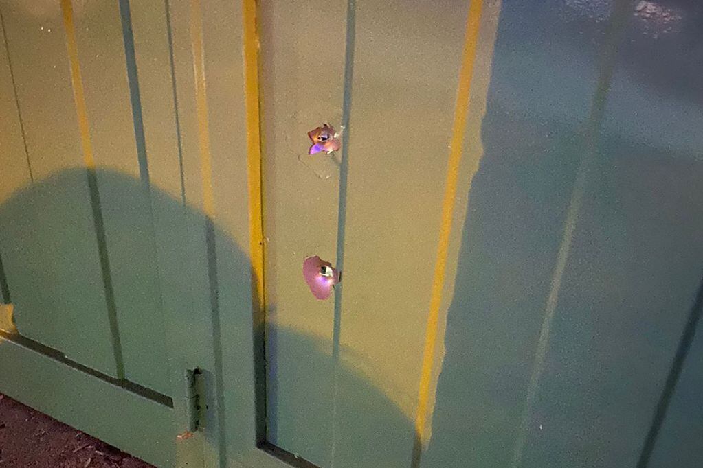 Los impactos de bala en el portón de la casa de la hija del "Loco Tito" (Policía).