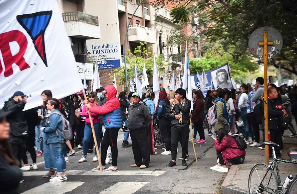 Manifestantes marchan desde avenidas Colón y General Paz hasta bulevar Chacabuco.
