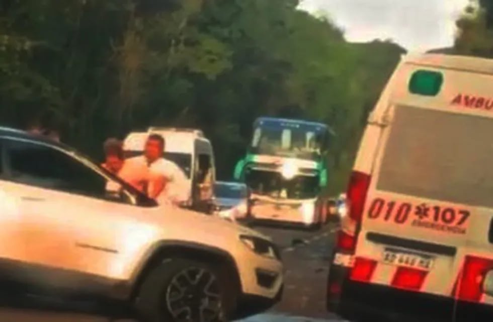 Accidente de tránsito causa interrupción en la Ruta N12 cerca de Puerto Iguazú.
