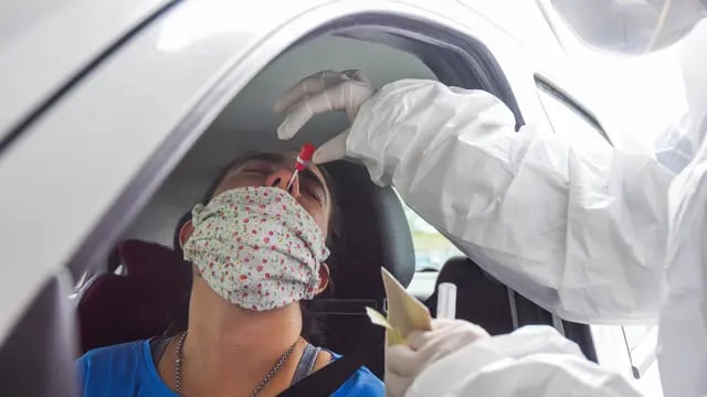 Hisopado Continuan los hisopados del FUESMEN en el espacio Le Parc. Pamela Rey en su auto  durante la practica del hisopado.