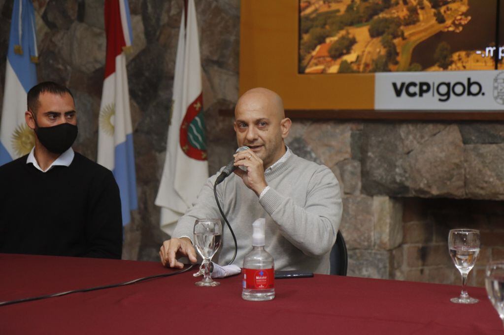 Intendente Municipal de Villa Carlos Paz, Daniel Gómez Gesteira, en conferencia de prensa.