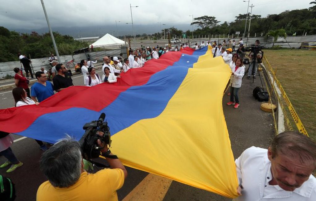 Más de 50 médicos venezolanos participan en una manifestación este domingo en el puente Tienditas, uno de los que conecta a Venezuela con Colombia, en Cúcuta (EFE).