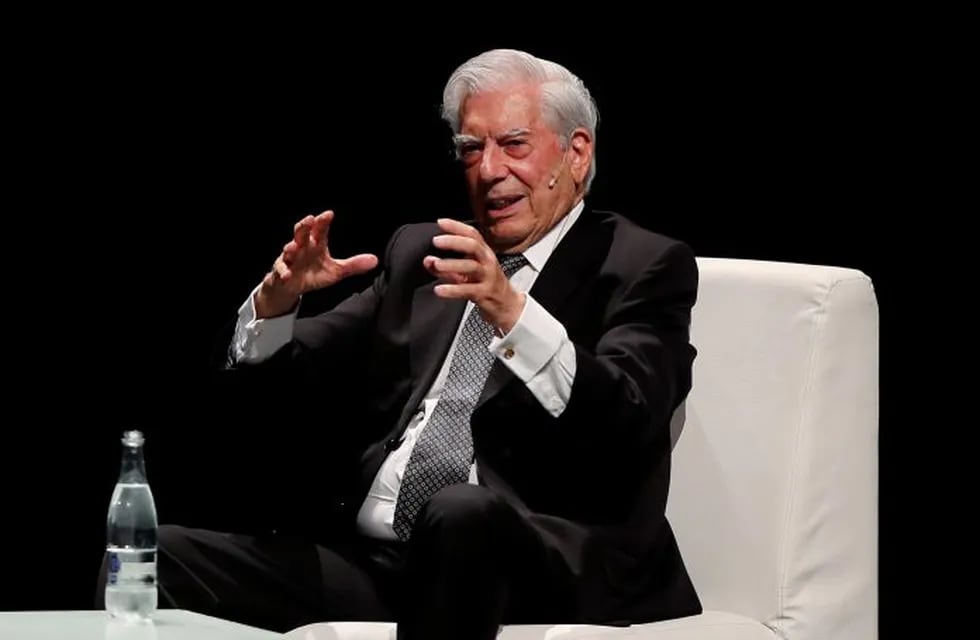 BOG23. BOGOTÁ (COLOMBIA), 23/04/2018.- El escritor peruano y premio Nobel de literatura, Mario Vargas Llosa  participa en un conversatorio  hoy, lunes 23 de abril de 2018, en el marco de la Feria Internacional del Libro de Bogotá (Colombia). Vargas Llosa recordó hoy que su primera novela, \