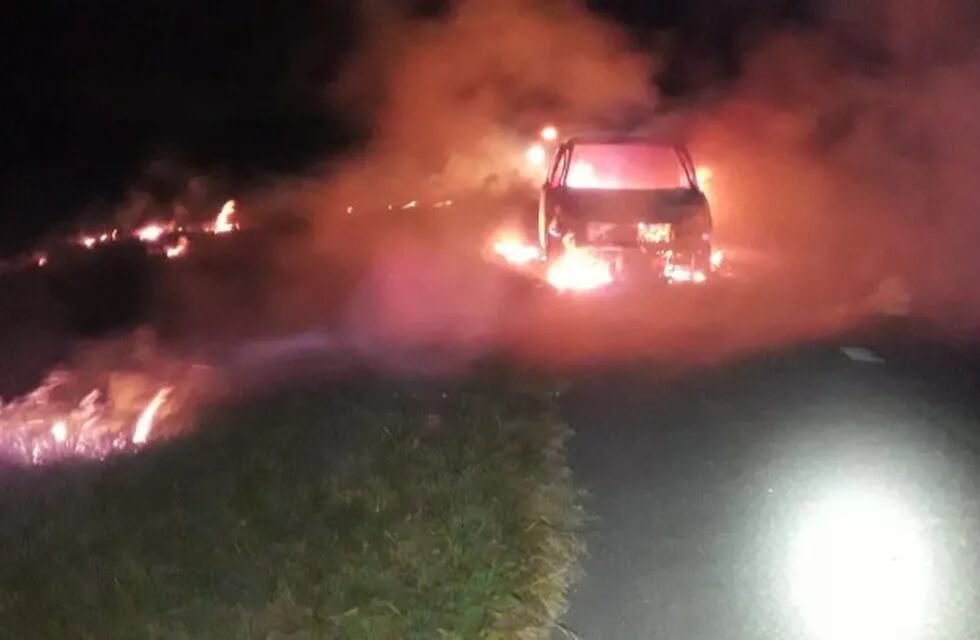 El auto ardió a la altura del kilómetro 50 de la autopista Rosario-Santa Fe . (@redsegvial)
