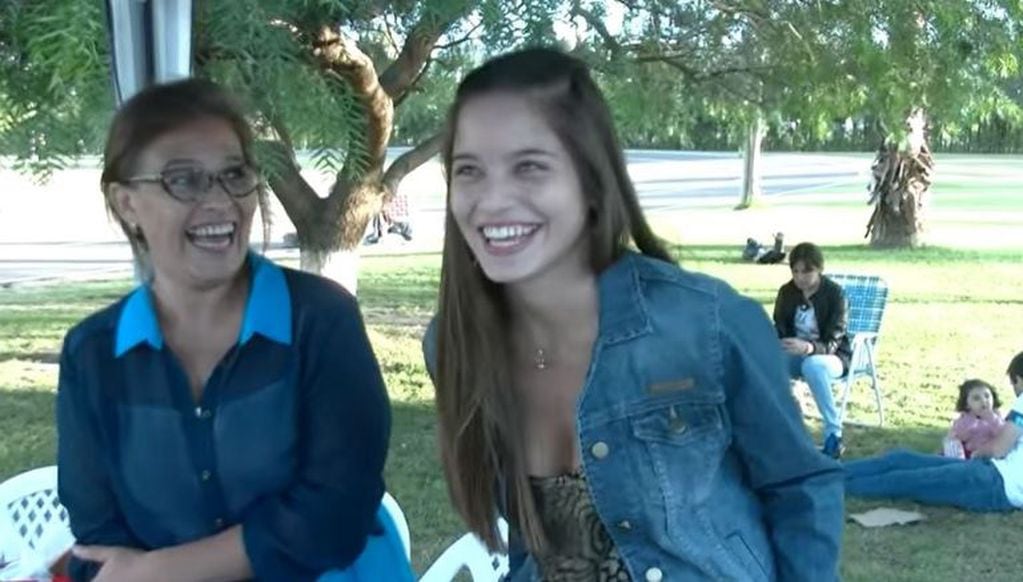 Emilia Mernes junto a su mamá. 