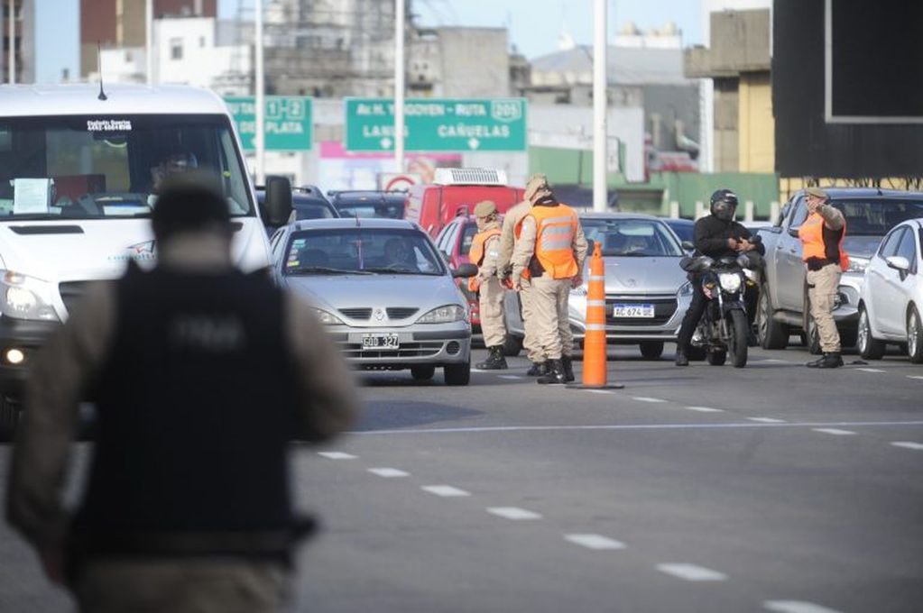 Estrictos controles de las fuerzas de seguridad en los accesos a la ciudad de Buenos Aires durante el inicio de una cuarentena más estricta en el AMBA (Clarín / Archivo)