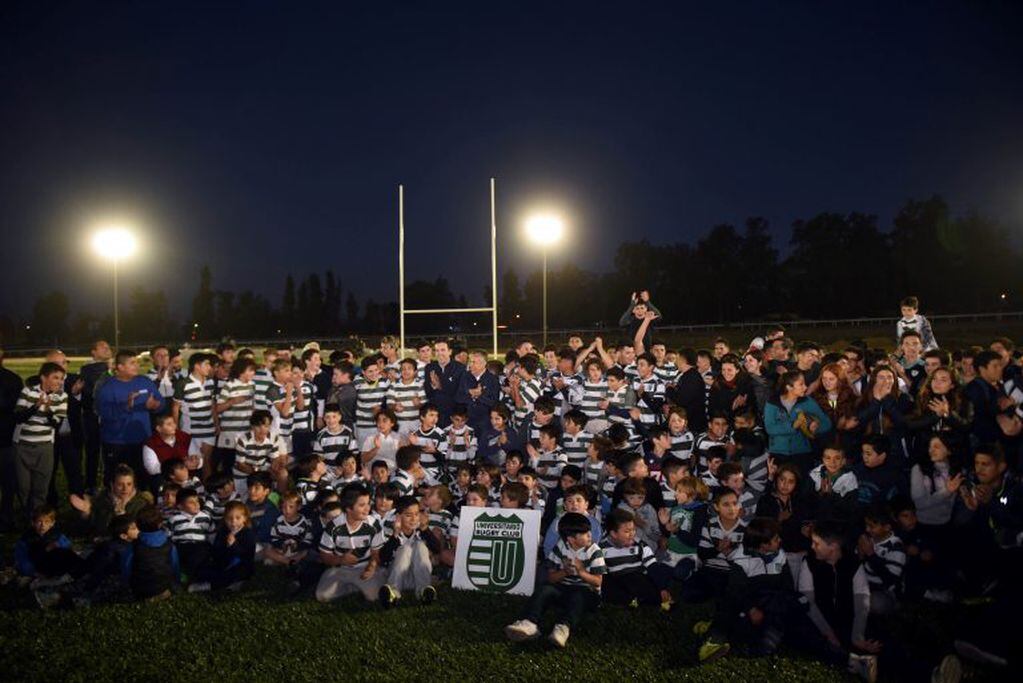Cornejo con los jóvenes del Universitario Rugby Club.