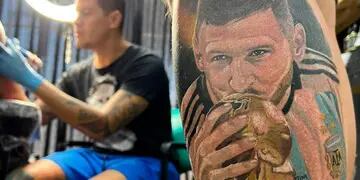 El cordobés que se tatuó a Lionel Messi besando la copa. (Foto gentileza ElDoce.tv)