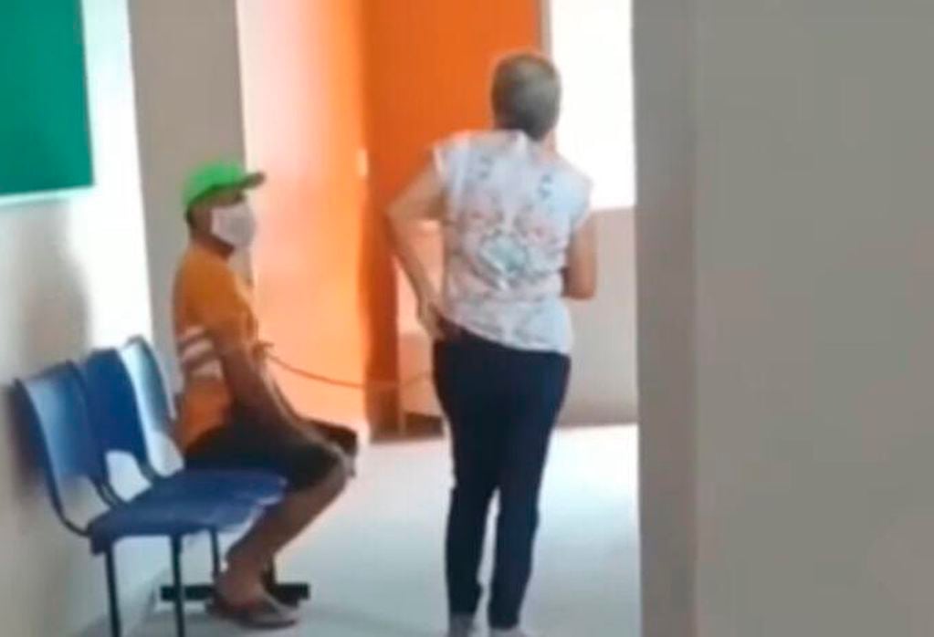 En el video se la puede ver a la mujer sosteniendo la soga con la que su pareja está atado, esperando para que él sea vacunado.