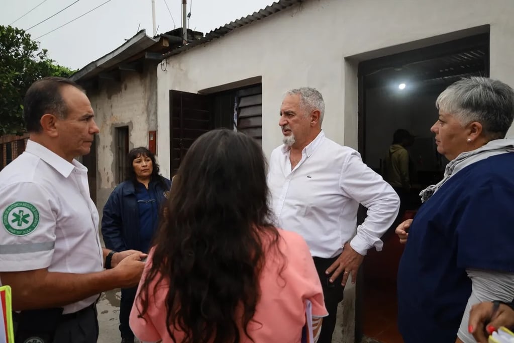 El ministro de Salud de la provincia de Jujuy, Gustavo Bouhid (der.), junto a personal de su área diagramando recorridos de prevención y concientización puerta a puerta.