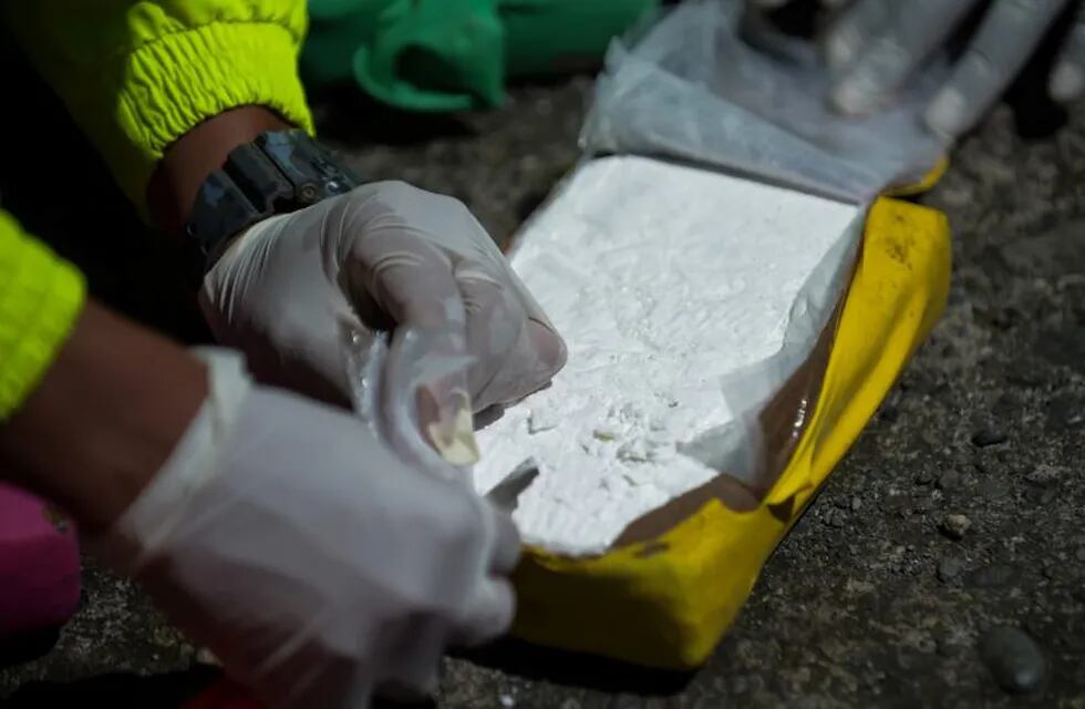 (FILES) In this file photo taken on August 10, 2017 members of the Colombian antinarcotics police test cocaine from a pack of a one-ton shipment seized to the country's biggest drug gang, the Gulf Clan, in a container with destination to Europe, in Buenaventura, Colombia's main port on the Pacific Ocean. \r\n\r\nEurope is witnessing a \
