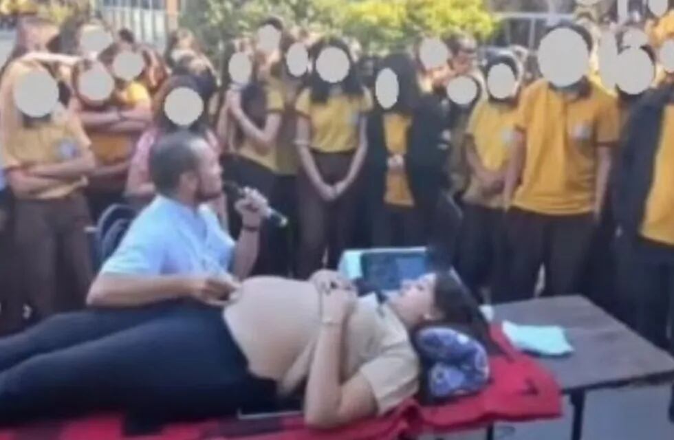 El ginecólogo Federico Antequeda realizó una ecografía a una mujer embarazada en el patio del colegio ante la mirada de los estudiantes.