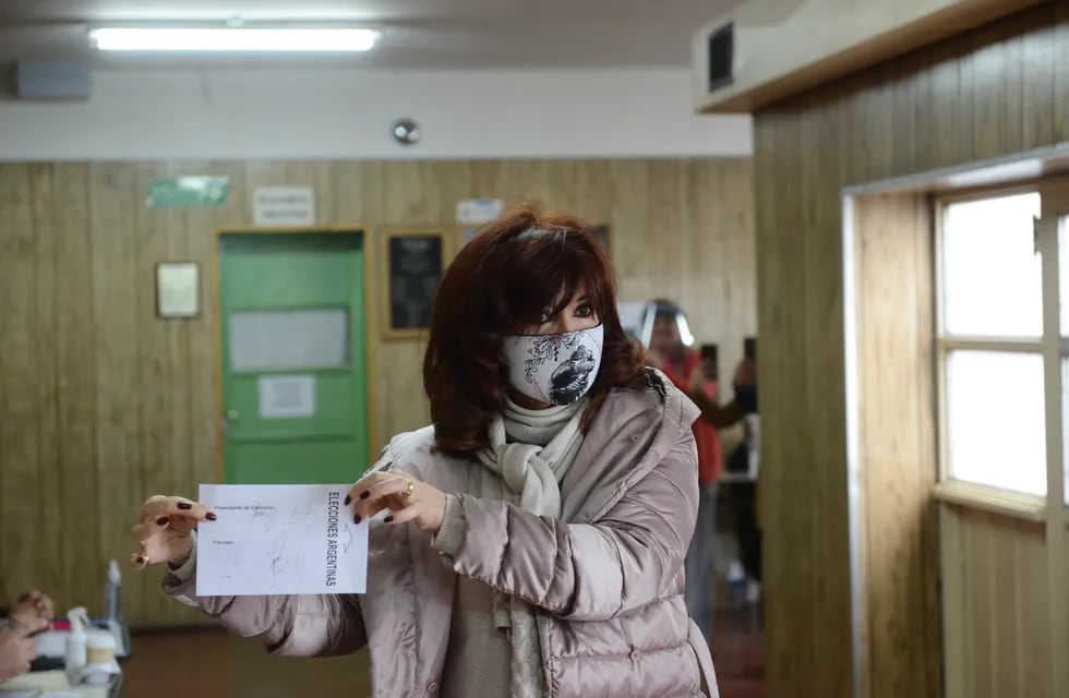 La vicepresidenta, Cristina Fernández de Kirchner, emitio su voto para las elecciones PASO en la escuela N° 19 Luis Piedrabuena de la ciudad de Río Gallegos, provincia de Santa Cruz. (Foto: Clarín)