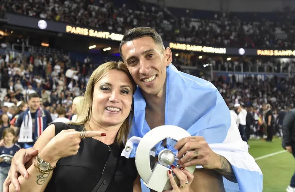 El zurdo se despidió de París Saint-Germain (PSG) acompañado por su esposa Jorgelina Cardoso y sus hijas.